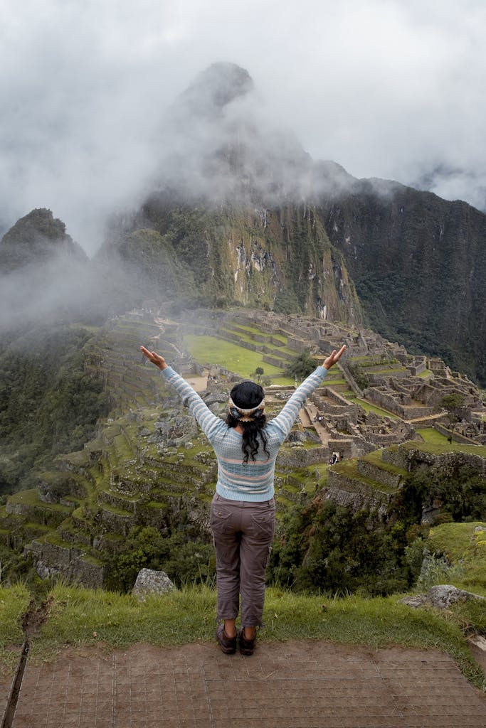 Žena obdivující Machu Picchu, Peru