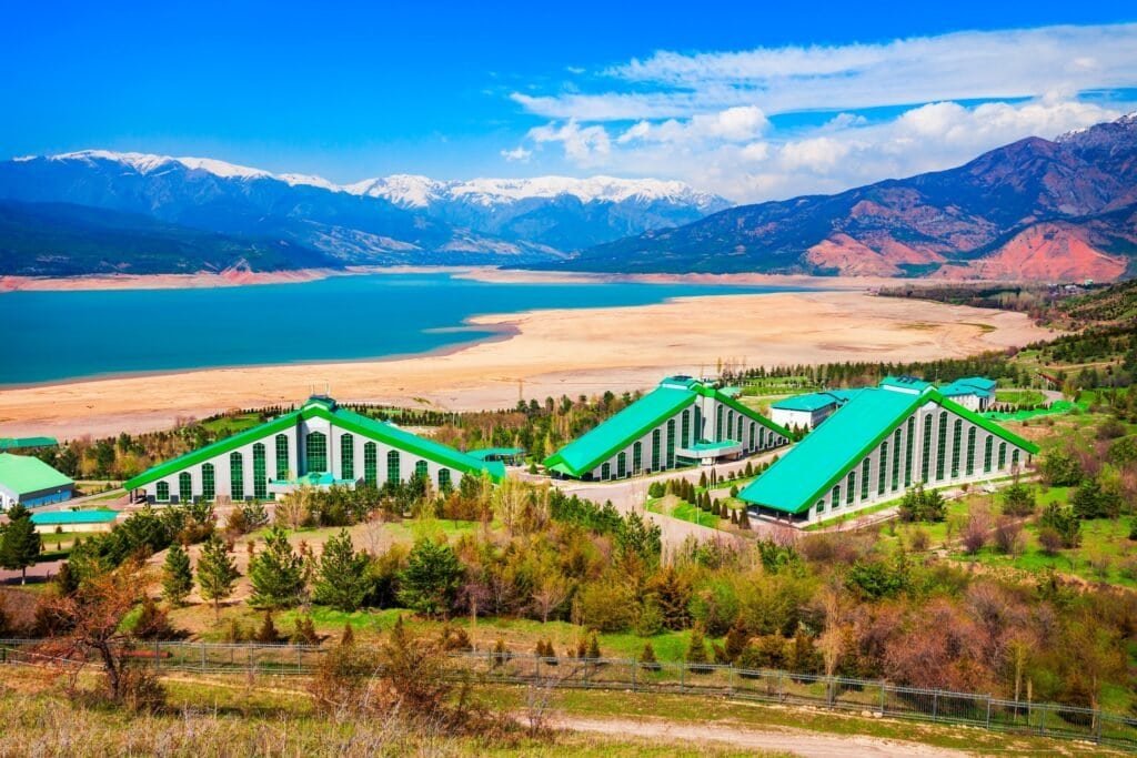 Hotel Pyramids poblíž jezera Charvak, poblíž města Taškent, Uzbekistán